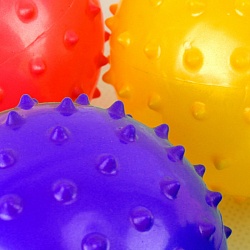 мячик надувной с шипами. игрушка